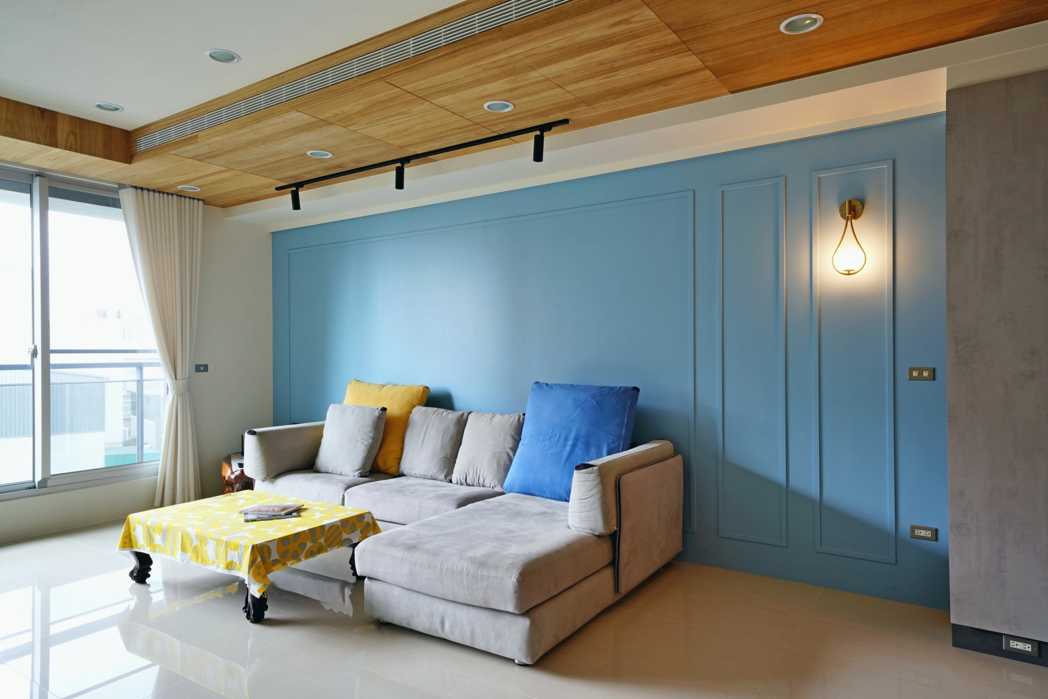 德盈室內設計，活潑混搭風，運用明亮跳色與木質，創造生動個性氛圍。