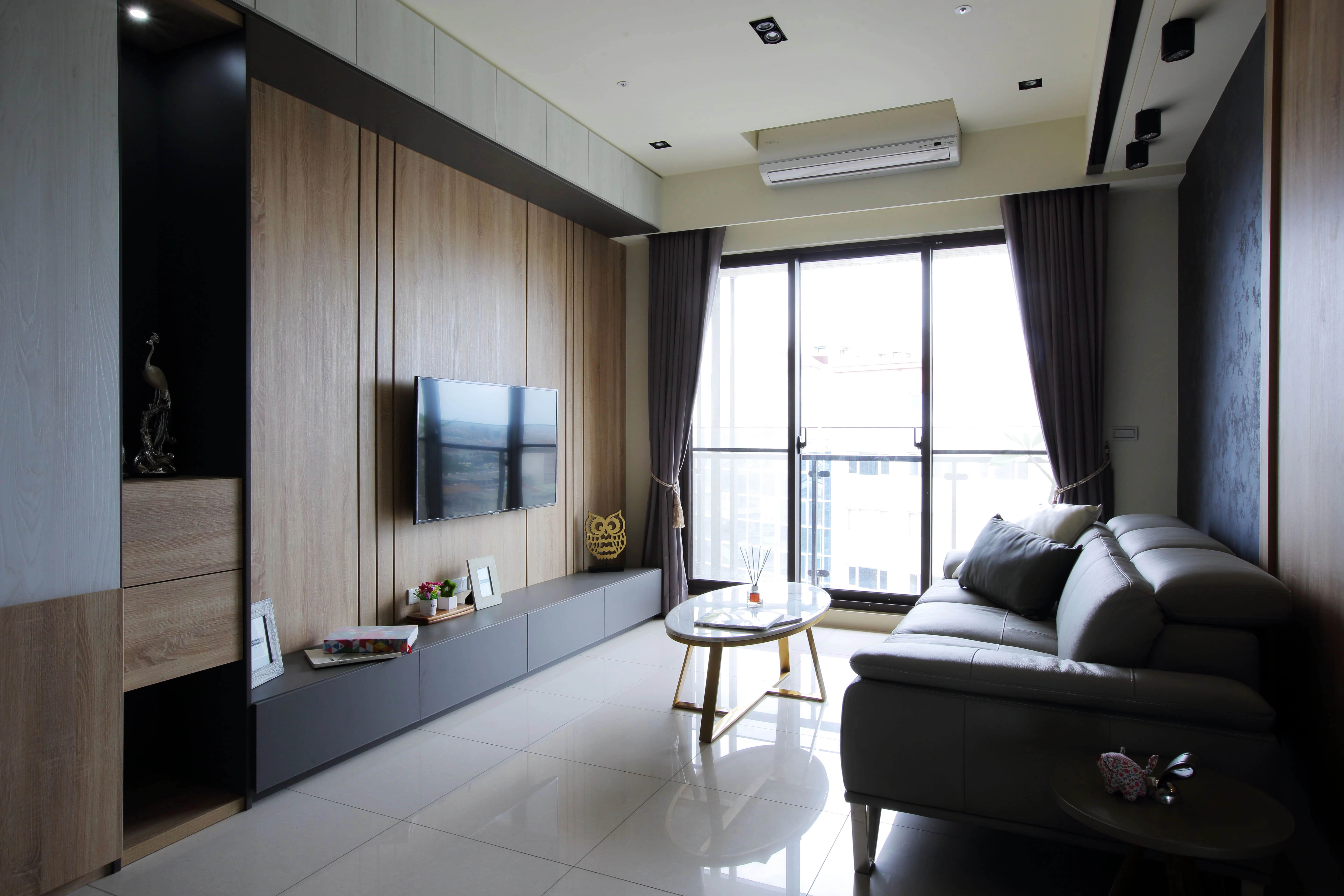 現代低調奢華客廳設計： 精選高品質系統家具，打造精緻質感殿堂。