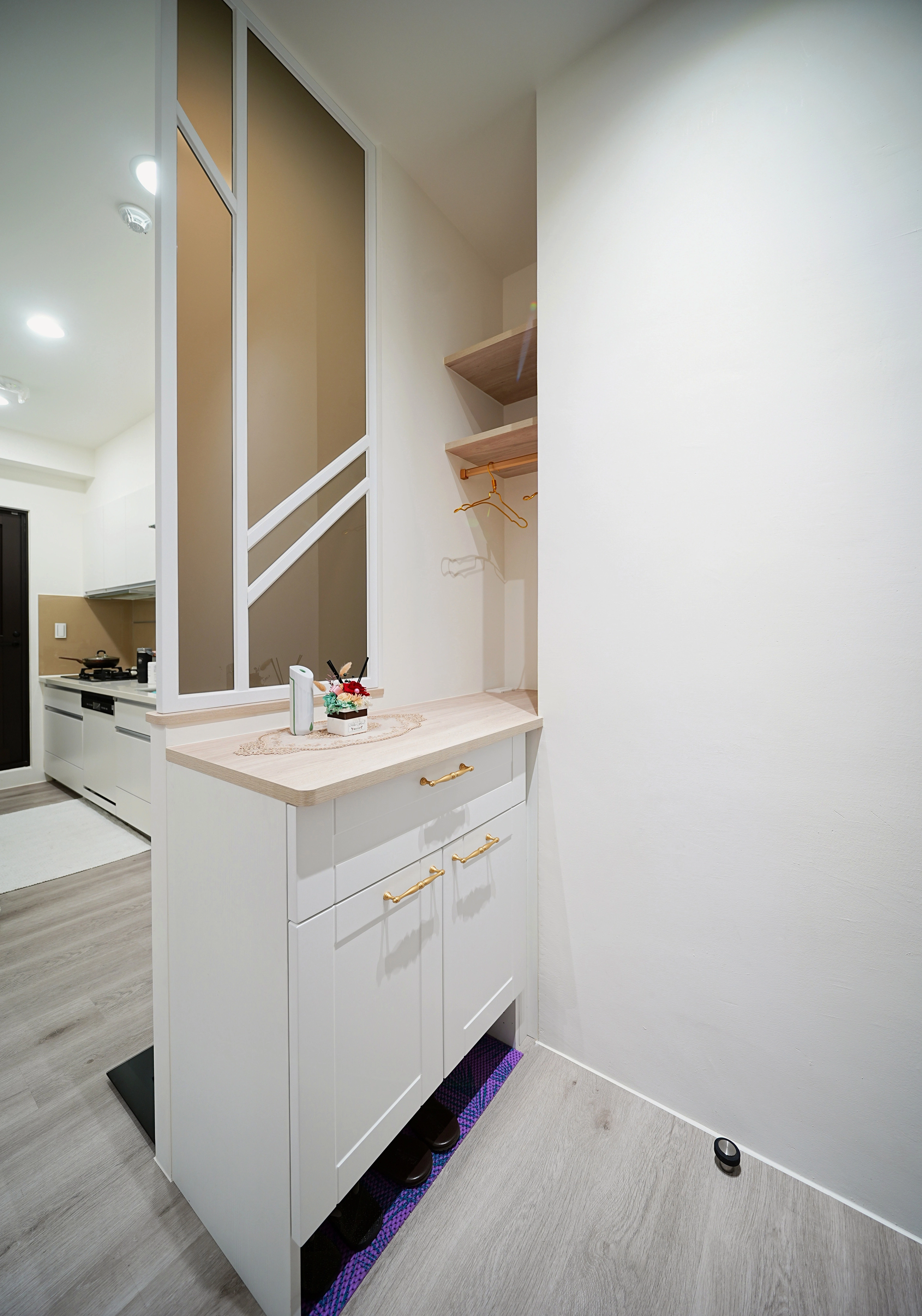 玄關造型鐵件隔屏： 巧妙界定室內外空間，維持視覺通透感。