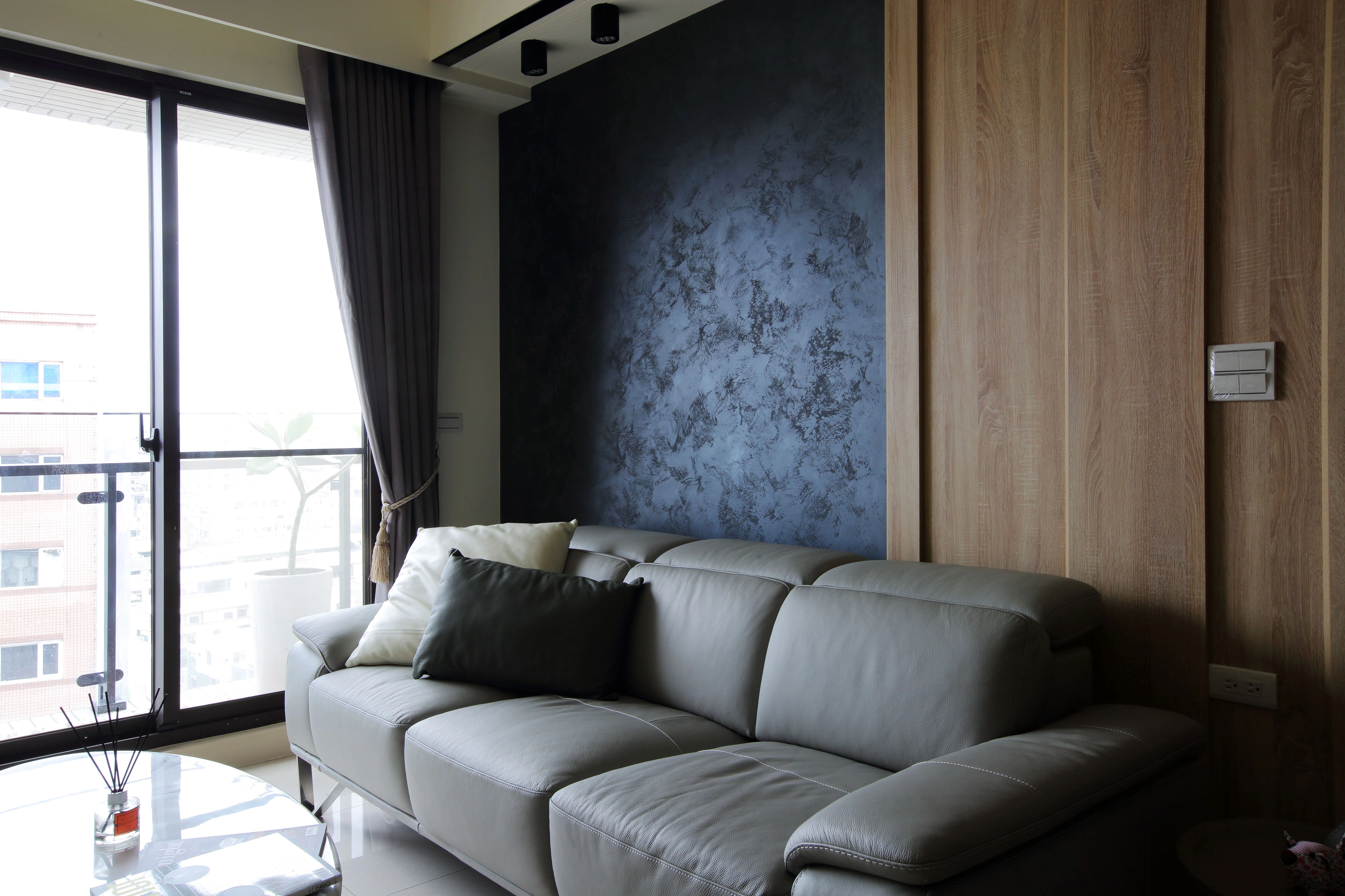 木作打底貼覆系統板牆： 結合異材質施工，堆疊電視主牆層次感。