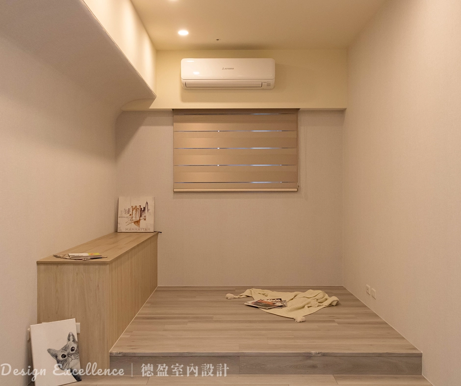 休憩區架高木地板與上掀收納櫃，極大化空間利用率。