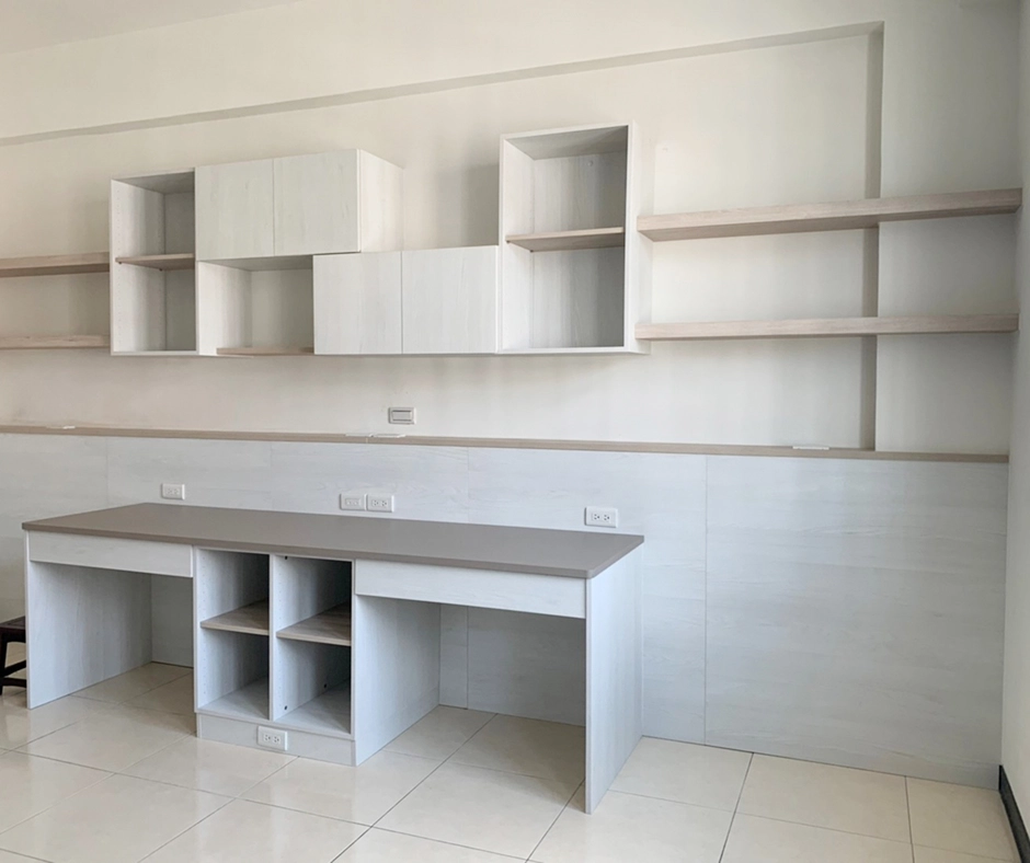 系統書桌收納設計:緩衝抽屜矮櫃搭配吊櫃,打造高效學習書房空間。