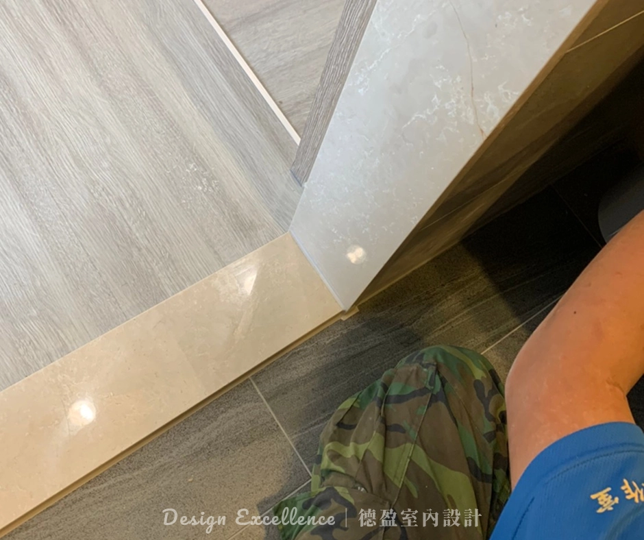 室內收邊矽利康：選用錯誤材質或未預留伸縮縫，導致快速發霉與脫落。