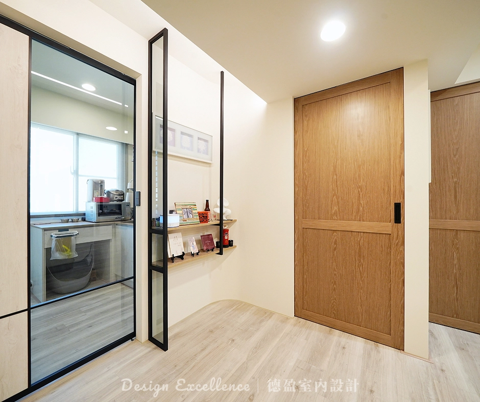 懸吊門無地軌設計，地板完全平整好打掃，掃地機器人通行不卡關。