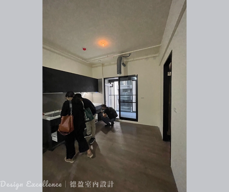 德盈設計師與 NeXT21 蘇小姐討論空間規劃，展現耐心溝通專業。