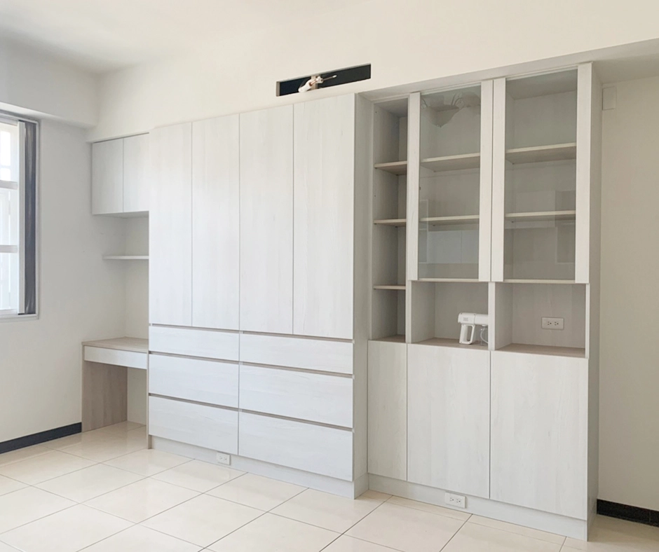 系統衣櫃結合書櫃設計:緩衝抽屜高效收納,打造兒童房閱讀角落。