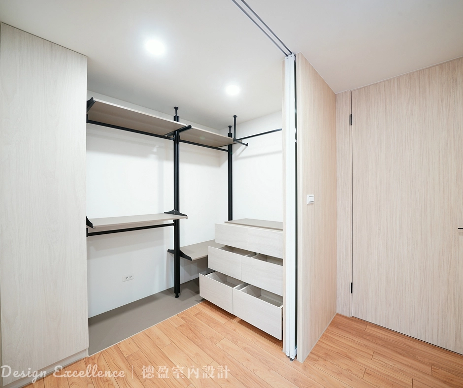 衣櫃三區精準分類：上層換季厚物、中段常用吊掛、底部輕薄抽屜，不費力實現高效收納。