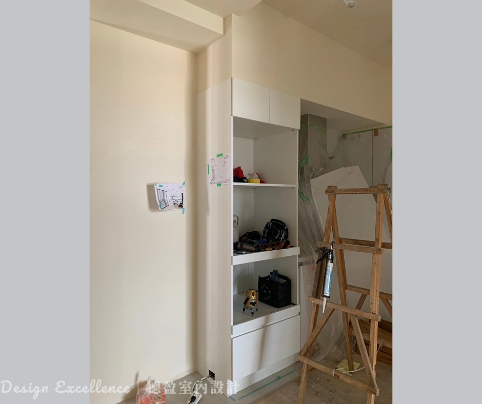 在廚房則規劃專屬的系統電器櫃