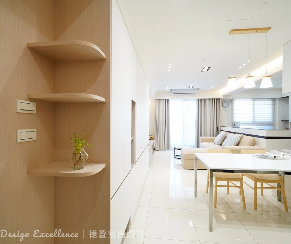 玄關地板六角花磚搭配系統層板，營造精緻感落塵區。