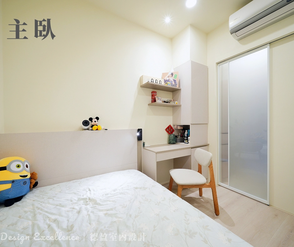 動線規劃原則：主臥採用木作推拉門，節省空間，半透光材質區隔臥室與更衣室。