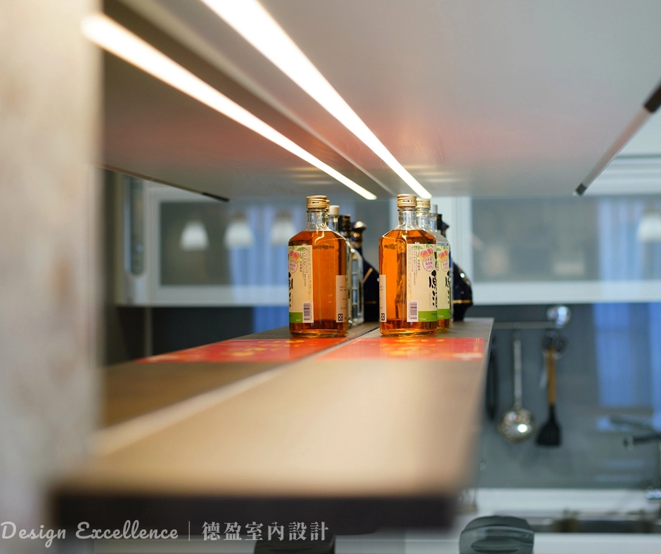 馬克杯展示層板，結合輔助照明，讓屋主收藏的杯具在光影下宛如藝術品。