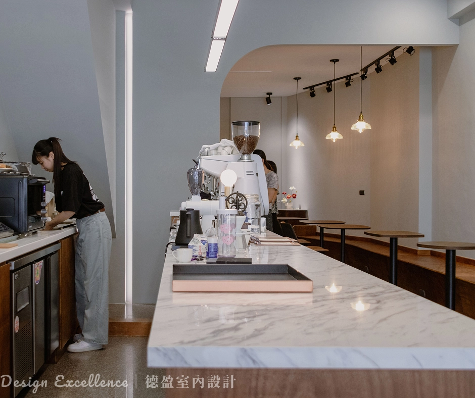 工作矮櫃人造石檯面與系統收納，兼顧商業空間機能與美學。