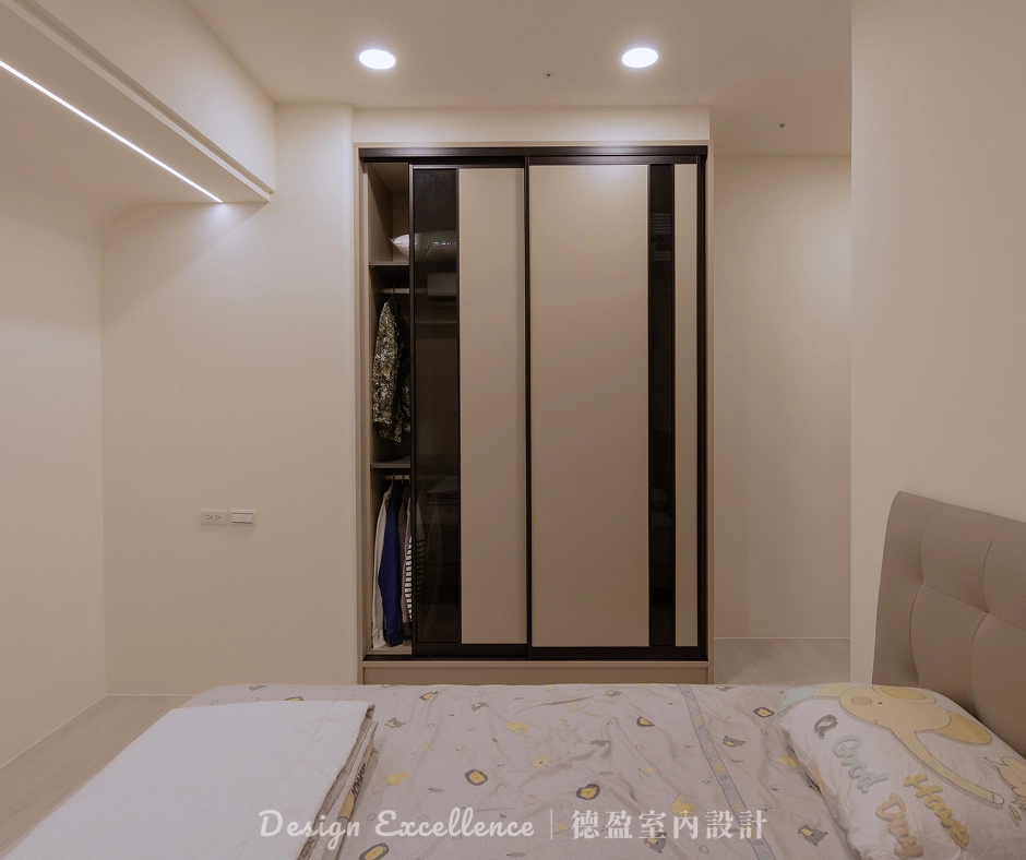 主臥系統推拉門衣櫃，節省空間並提升臥室睡眠質感。