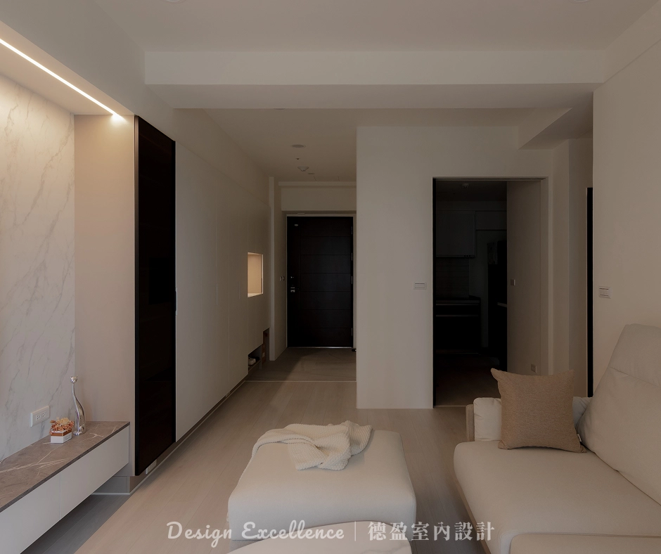 客廳電視牆崁入燈條設計，營造溫馨且層次豐富的間接照明。