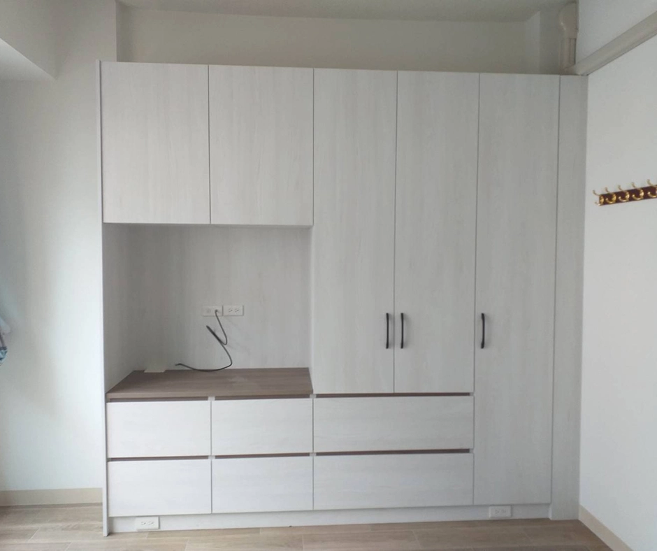 仁德電視櫃輕裝修：結合小酌檯面與高櫃收納，滿足 6 坪房型影音需求。