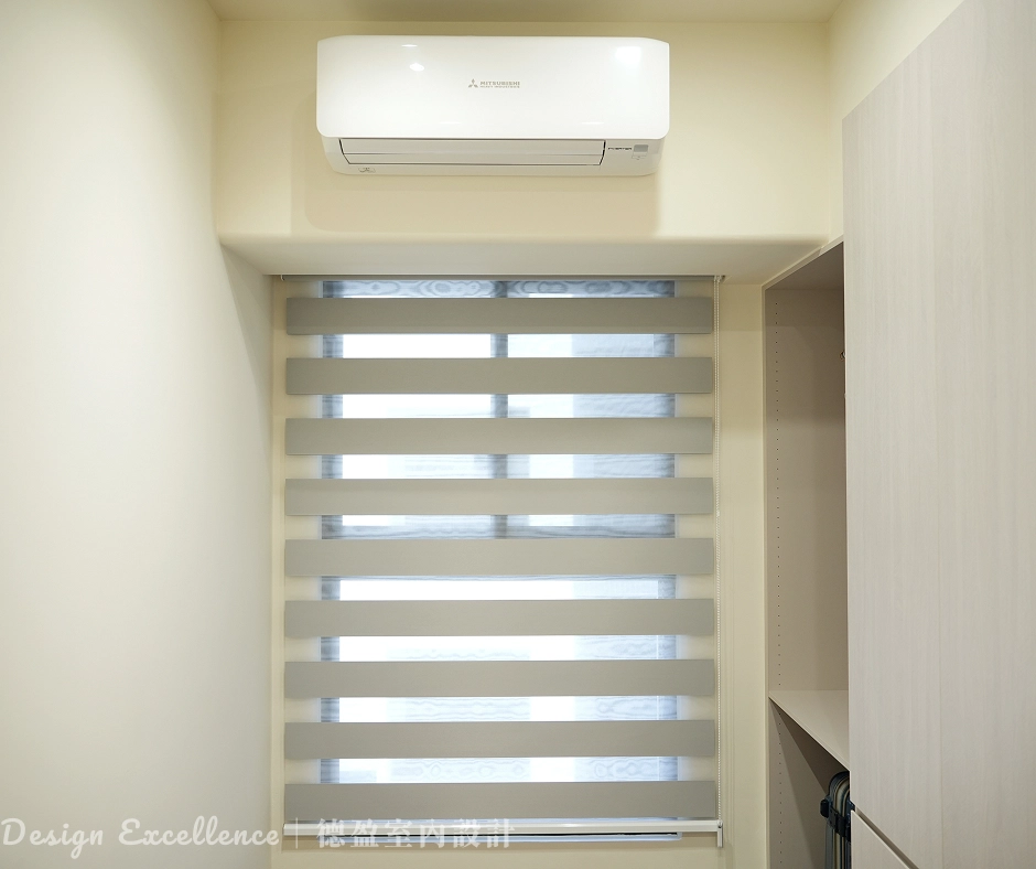 精準計算衣櫃門片開啟弧度，完美閃過冷氣機位置。