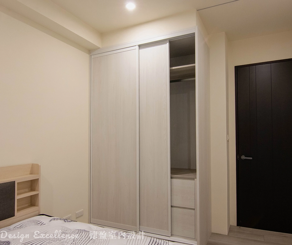 主臥室推拉門衣櫃內搭緩衝抽屜，流暢臥室動線規劃。