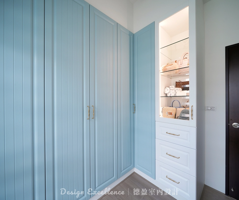 歐式造型門片搭配復古把手,打造古典優雅的系統衣帽間。