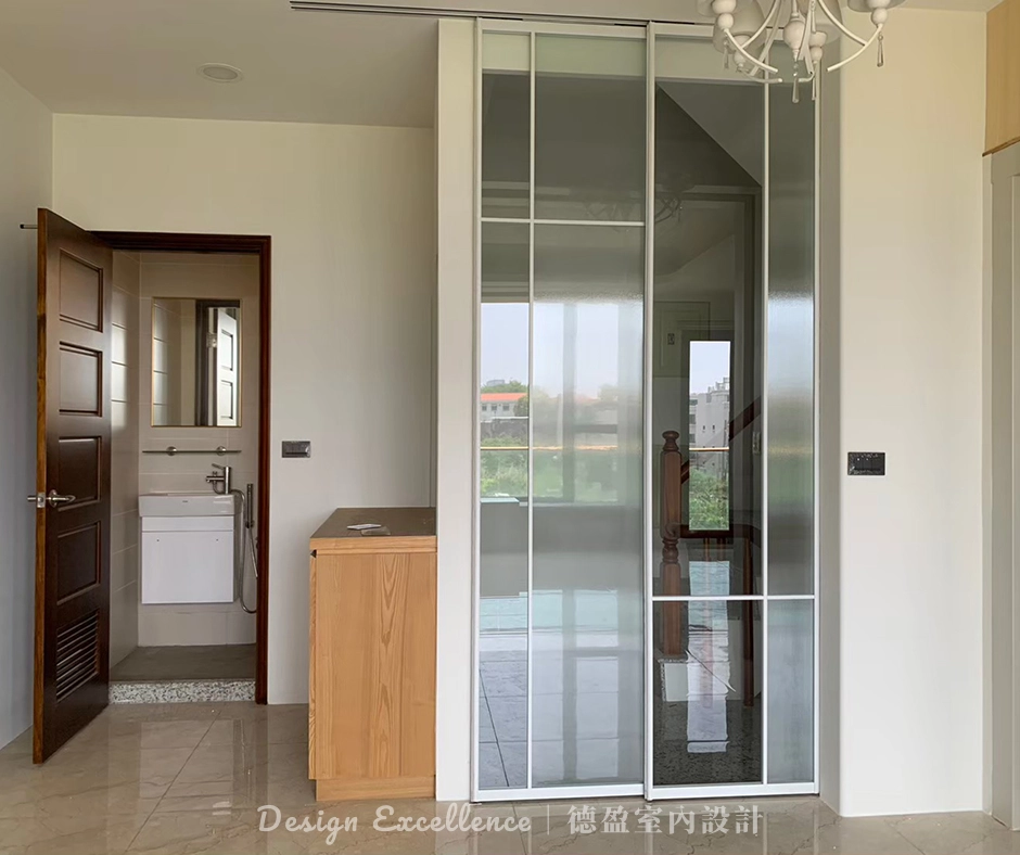 選用長虹玻璃或小冰柱玻璃，能透光並模糊視線，有效避免家人碰撞。