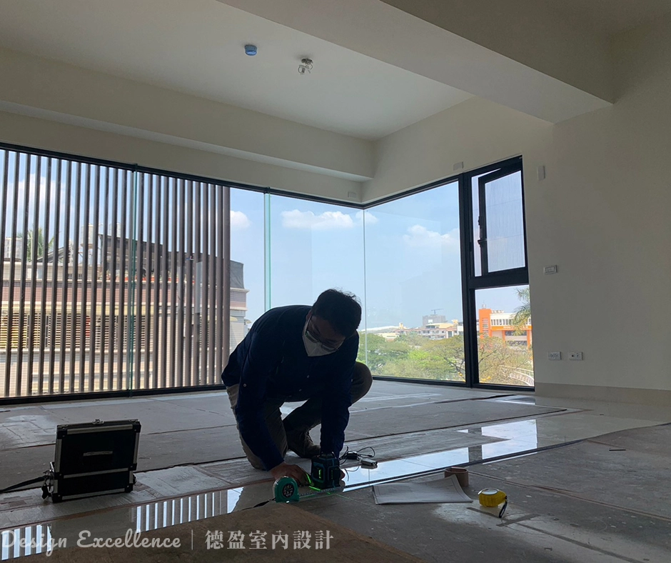 放樣是什麼：德盈總監親自放樣，嚴謹把關系統櫃與插座細節，確保卓越品質。