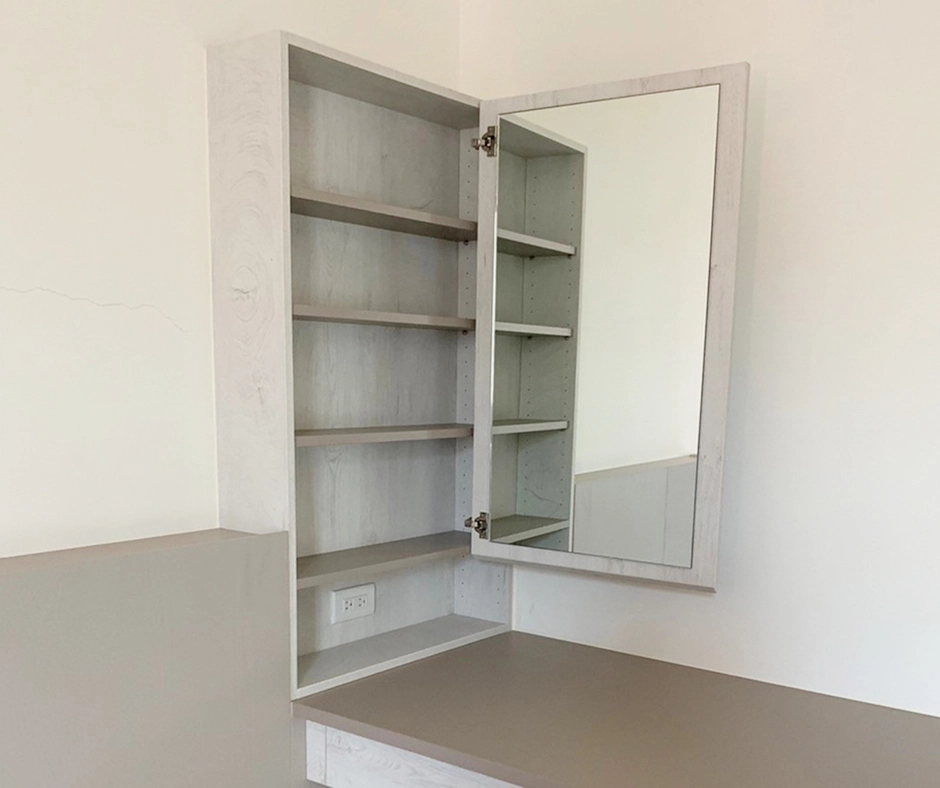 系統化妝品櫃設計：桌面配置明鏡與層板收納，完美活用牆面化妝空間。