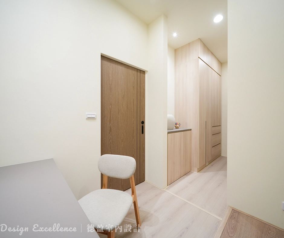 防潮抗霉是小宅儲物關鍵！採用通風口、透氣櫃門與高密度板材，確保換季衣物常保乾燥。