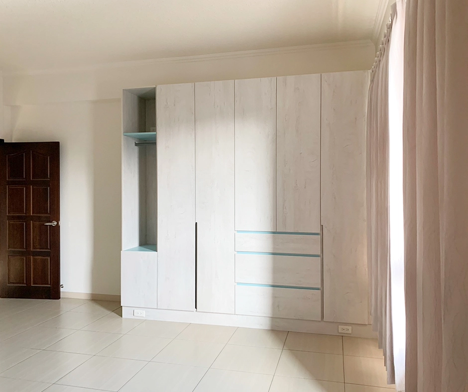 系統書桌組加五金支撐架：高強度穩固桌面，結合收納高櫃打造高效工作區。