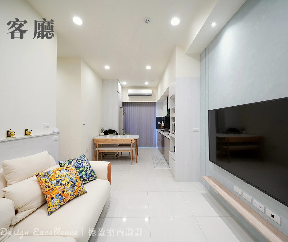 台南動線空間規劃，懸空系統層板避開擁擠，讓客廳視覺寬敞。