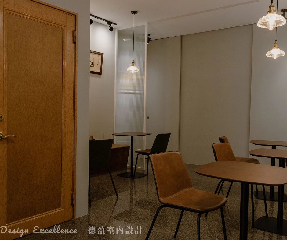 鋁框屏風內崁長虹玻璃，區隔廁所與用餐區動線並維持透光。