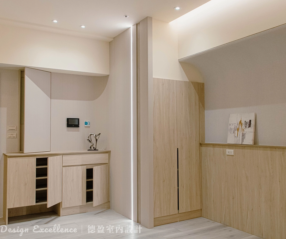 玄關木作修弧設計搭配系統鞋櫃，化解樑柱壓迫感。