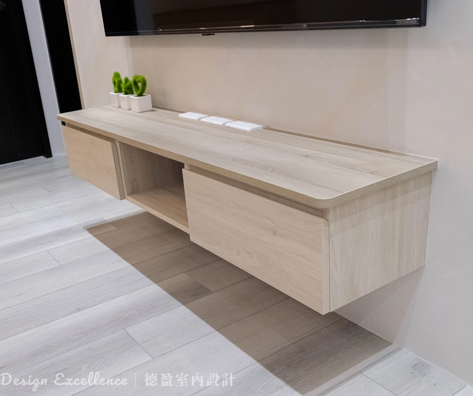 客廳造型電視牆貼飾質感壁紙，營造溫潤且具層次的視覺焦點。