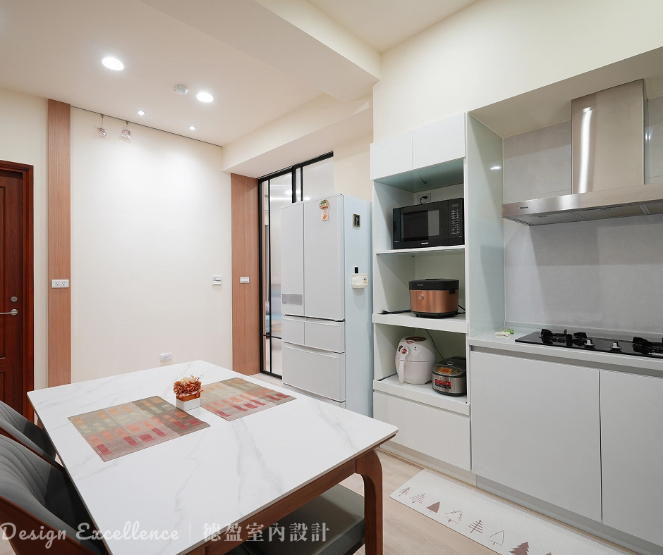 系統電器櫃配置可拉式層板,靈活收納廚房家電與日常備品。