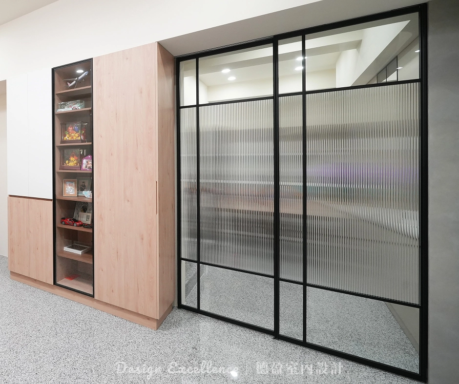 搭配長虹或冰柱玻璃，營造柔和溫潤的通透感。