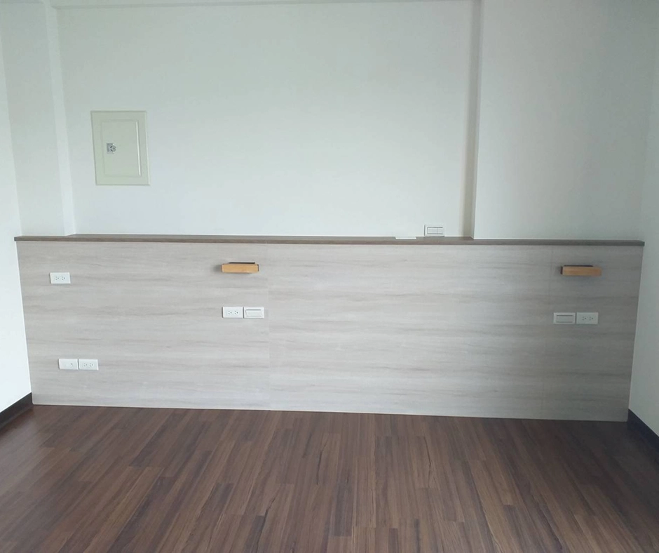 仁德主臥床頭背牆設計：簡約系統板打造舒適氛圍，提升臥室整體質感。
