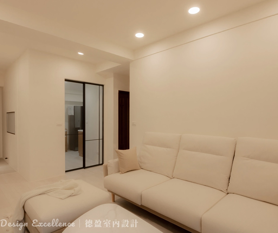 德盈用玻璃隔屏阻絕油煙，保持廚房通透採光，空間感不封閉。