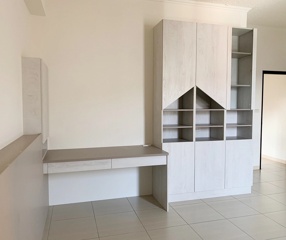 歸仁區系統開門衣櫃：配置 3 個緩衝抽屜，提供 7 坪主臥室強大衣物收納。