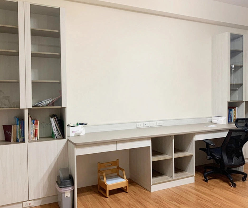 玻璃門系統書櫃:防塵展示兼具,多人座系統書桌打造高效工作區。