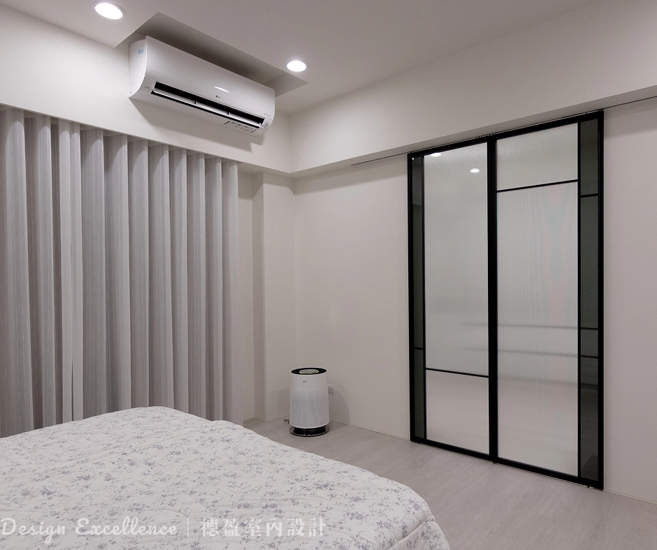 更衣室鋁框推拉門