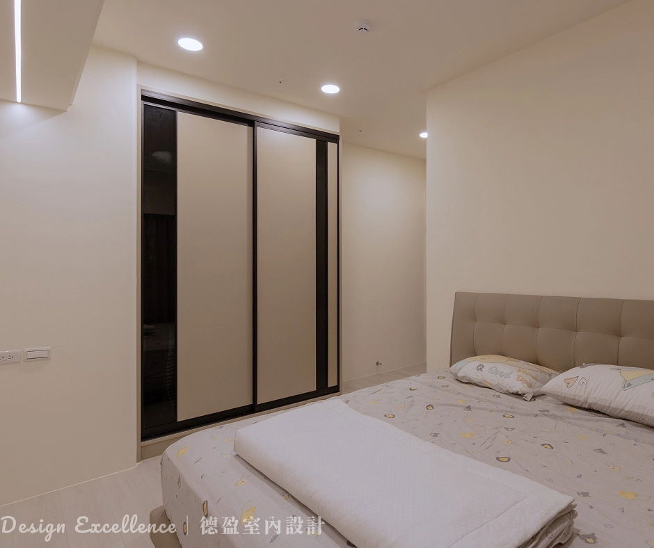 主臥推拉門衣櫃