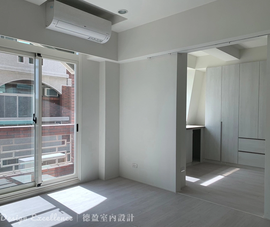 更衣室鋁框推拉門